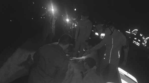 宁波警医民联手勇救落水男子近日，宁波上演暖心生死救援，有人纵身入水救人不留姓名，