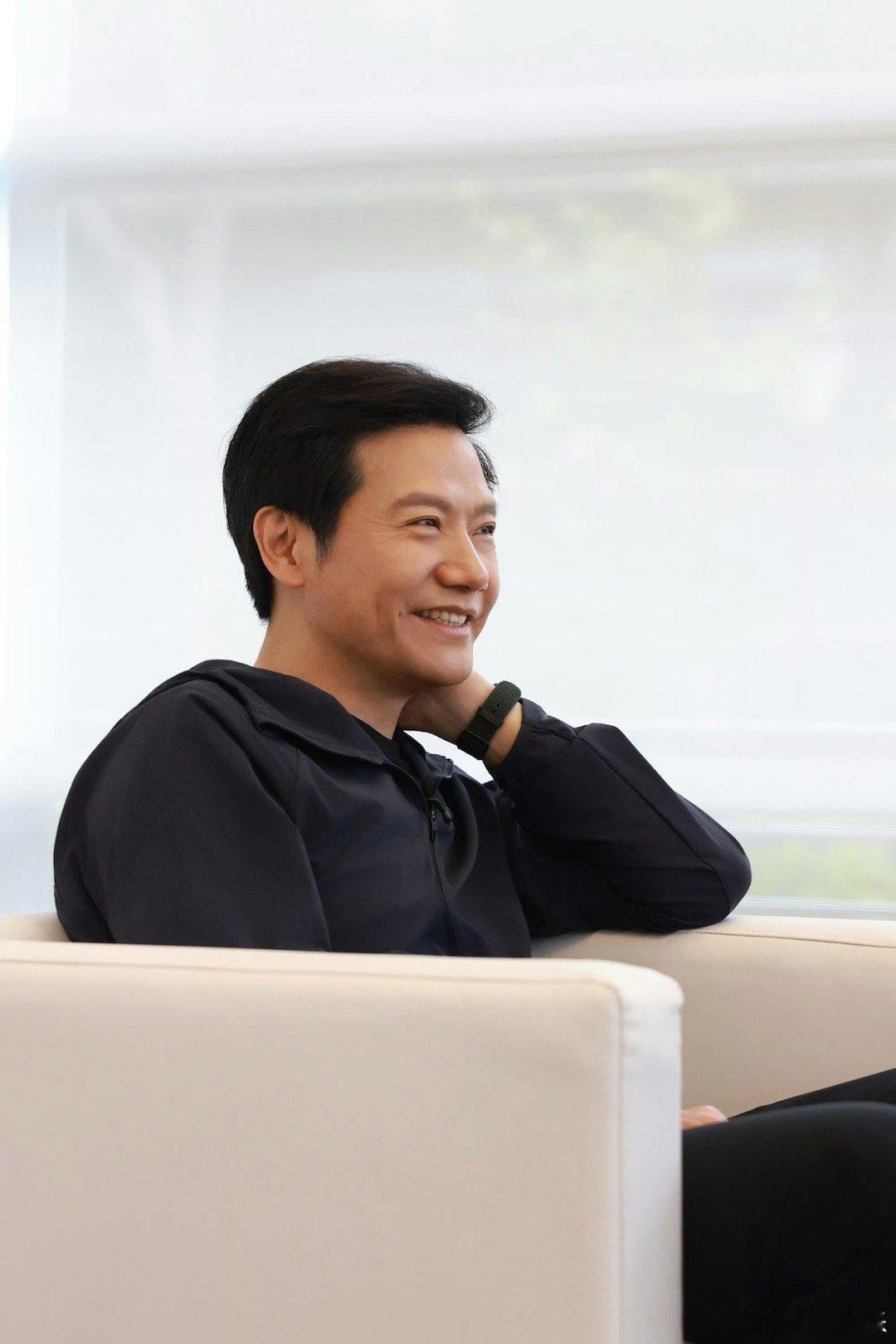 杜华ChinaGT追星雷军顶级追星范本大概就是这样吧，从容又体面地同框，谁看了不