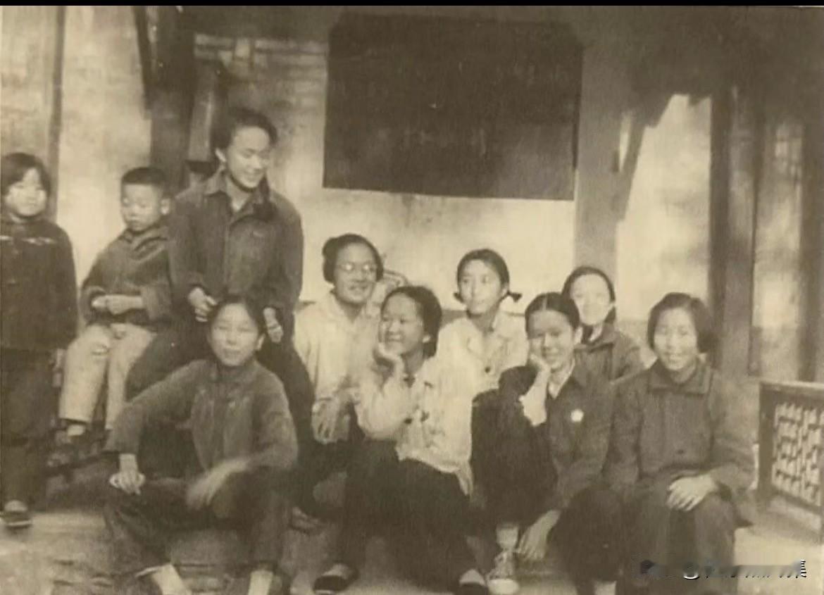 新中国建立后，住在无量大人胡同6号宿舍大院的外交子弟合影。第一排右二为徐晓红，右