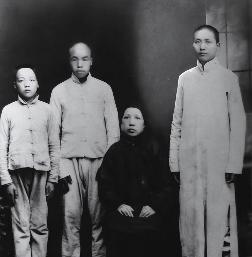 如何理解人民史观与英雄史观？
借助生物学的基因突变概念。
人民，就好比一个物种的