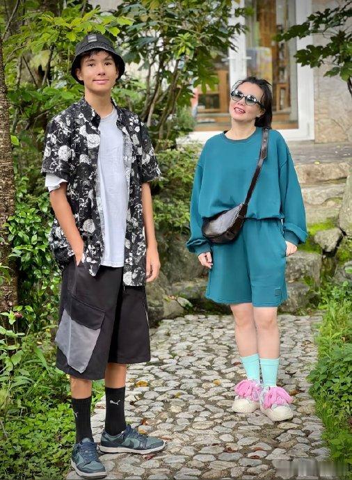 龚琳娜怎么不早点把儿子放出来家人们，最近龚琳娜老师的儿子火出圈了！不少网友都在感