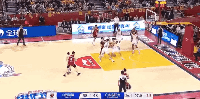 04月16日，CBA季后赛里广东队与山西队的比赛正在进行。
在第二节的比赛当中，