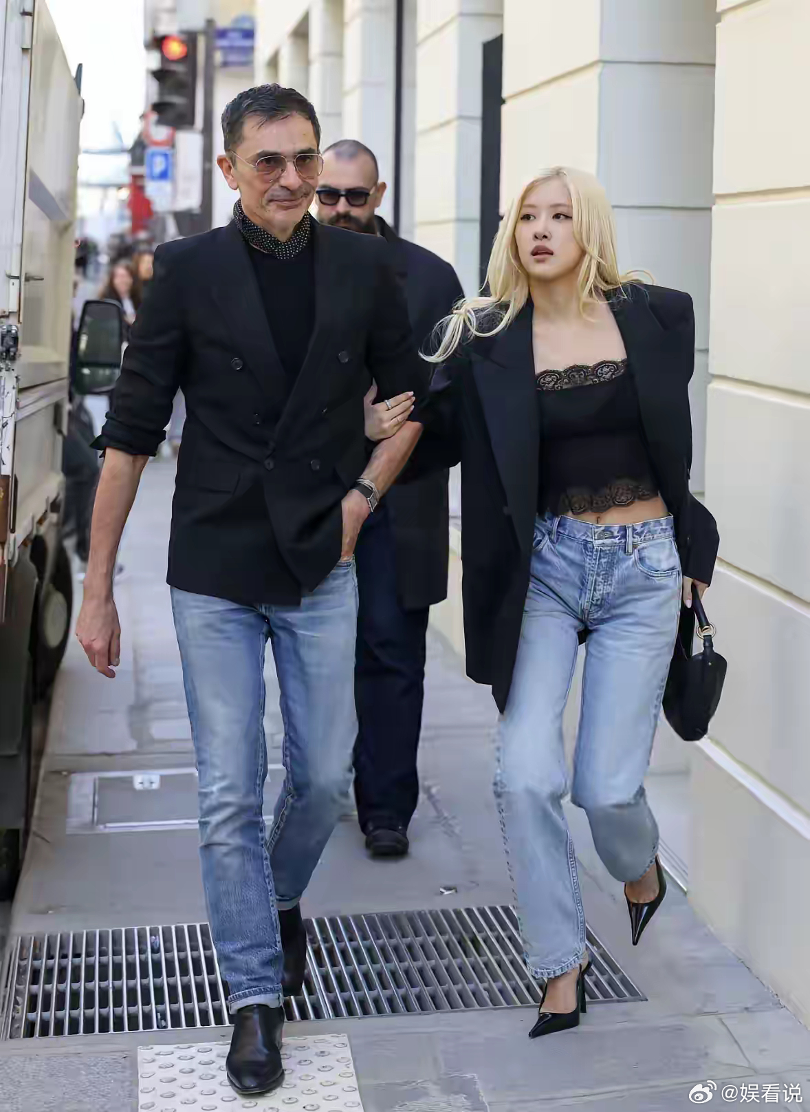 为什么她每次穿高跟鞋走路都跟没骨头一样？我看她穿运动鞋走路就很飒 