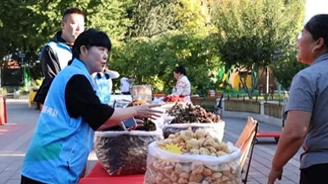 “干嘛呢？作秀呢？”这位北京社区书记被当面指责之后——