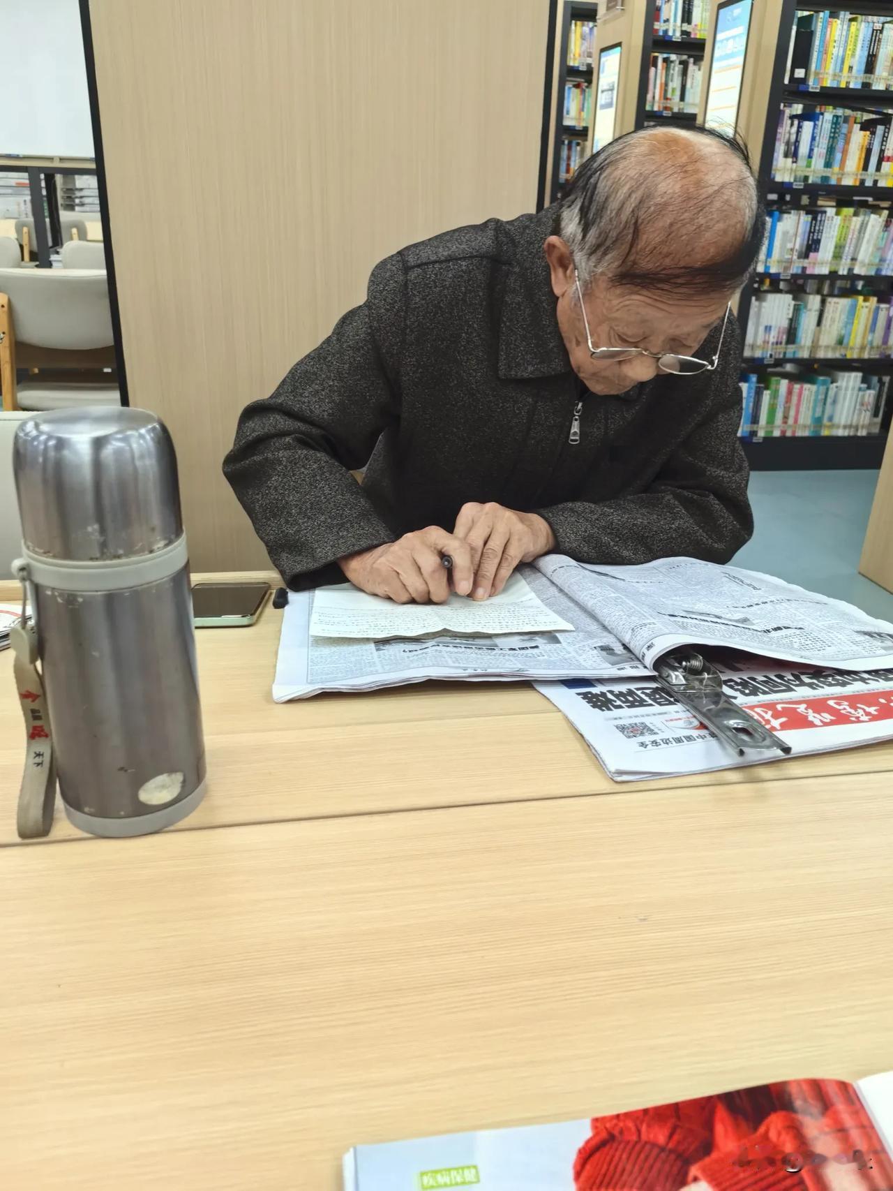 那个在图书馆抄报纸的大爷，让我照见了自己的浮躁

今天下午去图书馆看书，找了个没