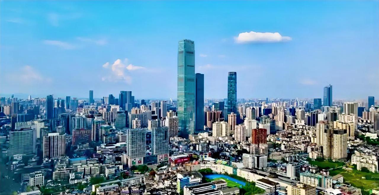 说实话，长沙市区的超高层真的是太少了，除了国金中心那一带几栋超高层外，其余的真的