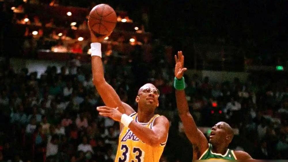 41岁，拿着5200万刀的顶薪……这合同，真有人觉得值？

湖人刚打完背靠背，主