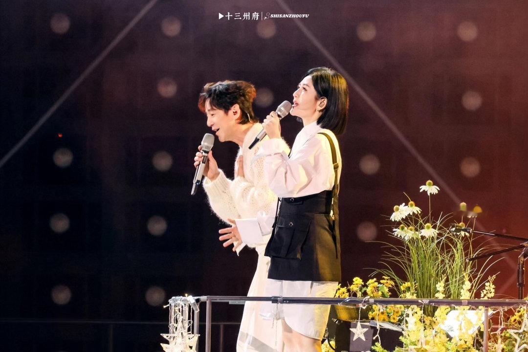 何炅谢娜栀子花大战菠萝蜜谁能想到昔日搭档如今同台打擂，画风反差超大越看越好笑，满