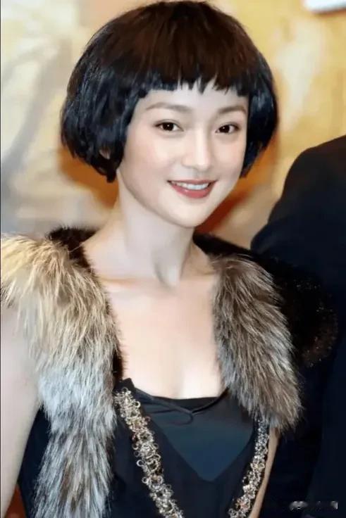 有人曾评价周迅：长相70分，演技100分，
如果见了年轻时的周迅就不会这样说了。