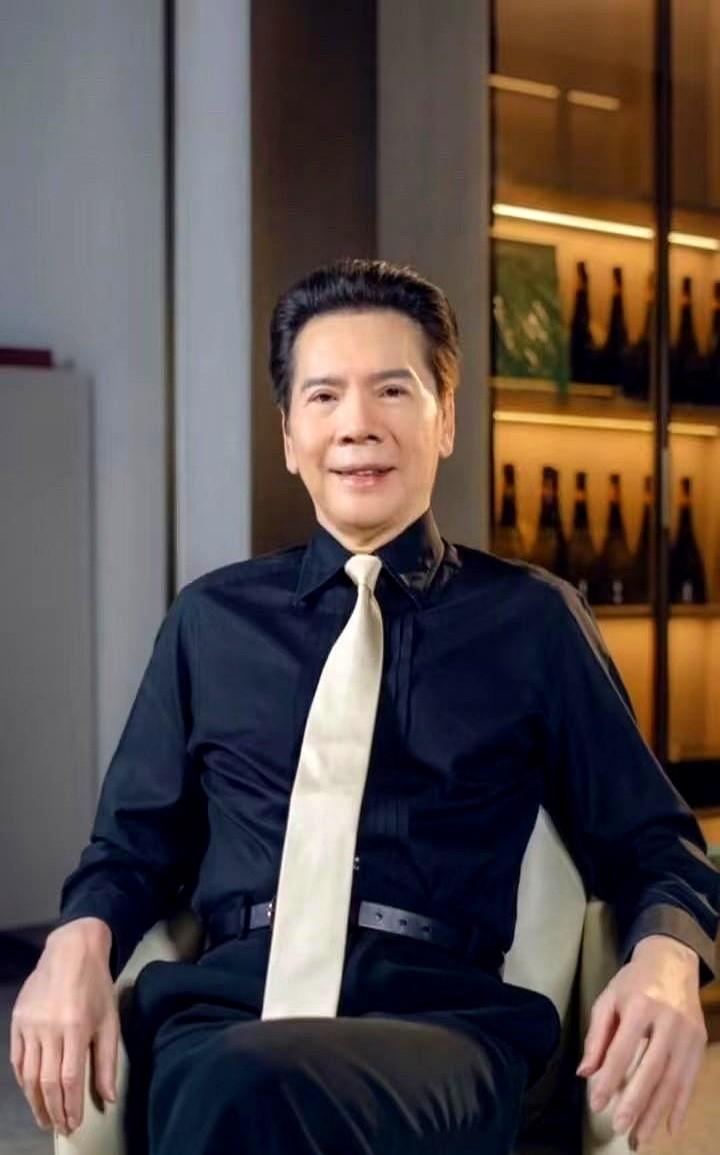 百亿大佬向华强，竟然公开羡慕起了自己的亲家。

75岁的向华强最近视频里感慨，女