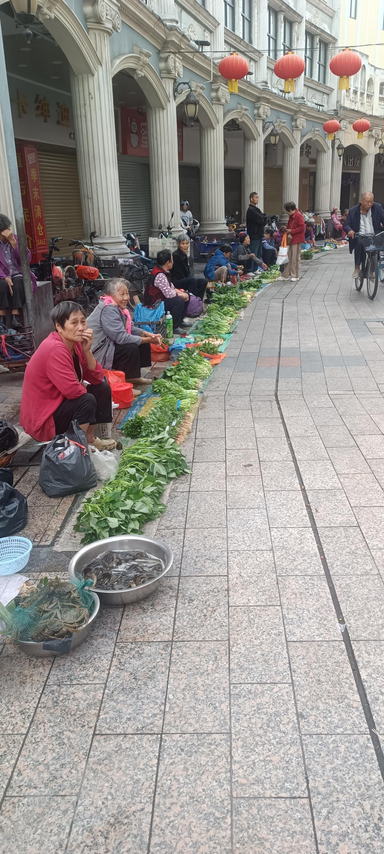 随手拍张照你家的城市还有这样摆摊吗？早上晨运顺手拍的，很多城市还有很多为了帮补家