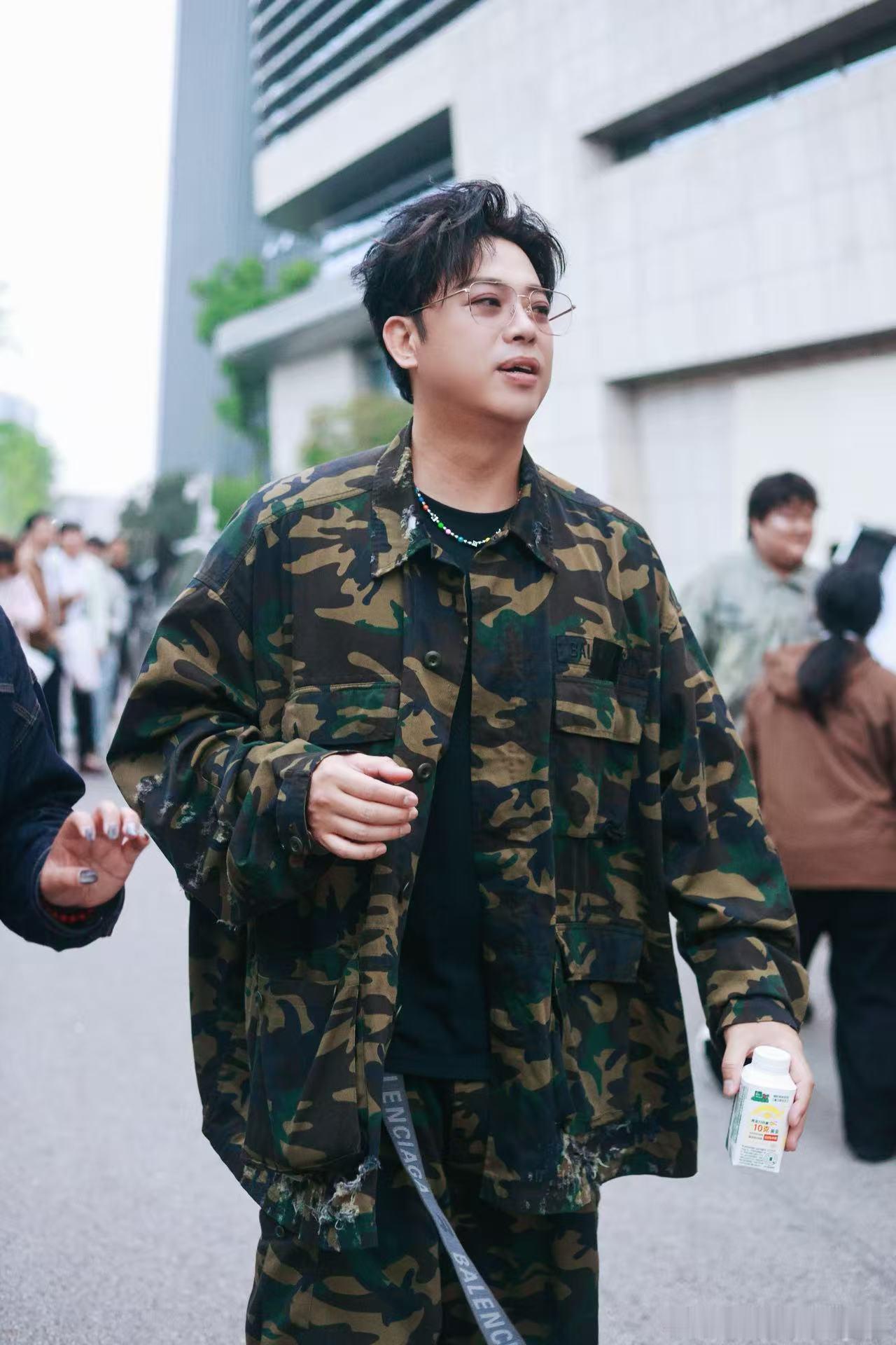 金润吉雨中万人合唱世界杯助威曲金润吉雨中万人合唱球迷助威曲风雨为伴，歌声为炬！金