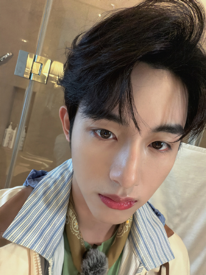 董思成上班对镜拍 董思成的上班对镜拍太戳人了，镜头下的他状态清爽又亮眼，利落的模