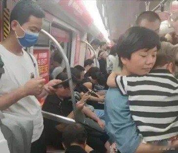 咱不道德绑架，就想问问你们，如果是你的话，你会让座吗？ ​​​