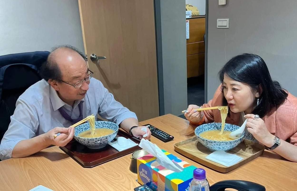 吴思瑶是一个变色龙，面对柯建铭再次要选总召时，她也站出来反对了，声称总召选举，要