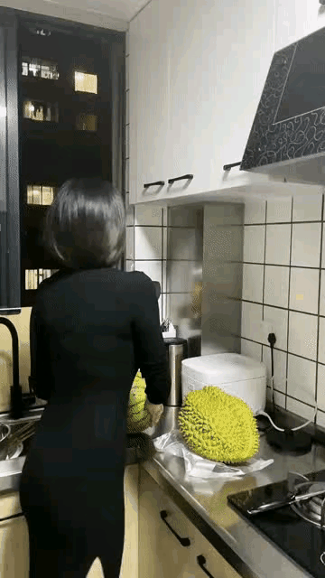 图1：从媳妇开榴莲动作，可以看出来什么问题吗？