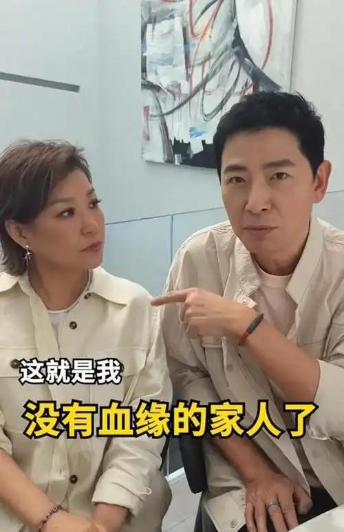 针对飞清迈陪戴军过年一事，李静坦然回应：戴军就是家人，是户口册外的家庭成员。三十