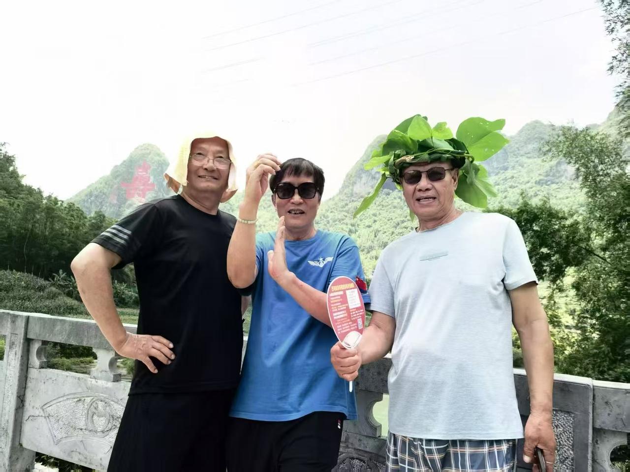 为图陪诗：
三个大汉汇巴马，
仿佛还是少年娃。
七十多岁老战友，
身体真是杠杠的