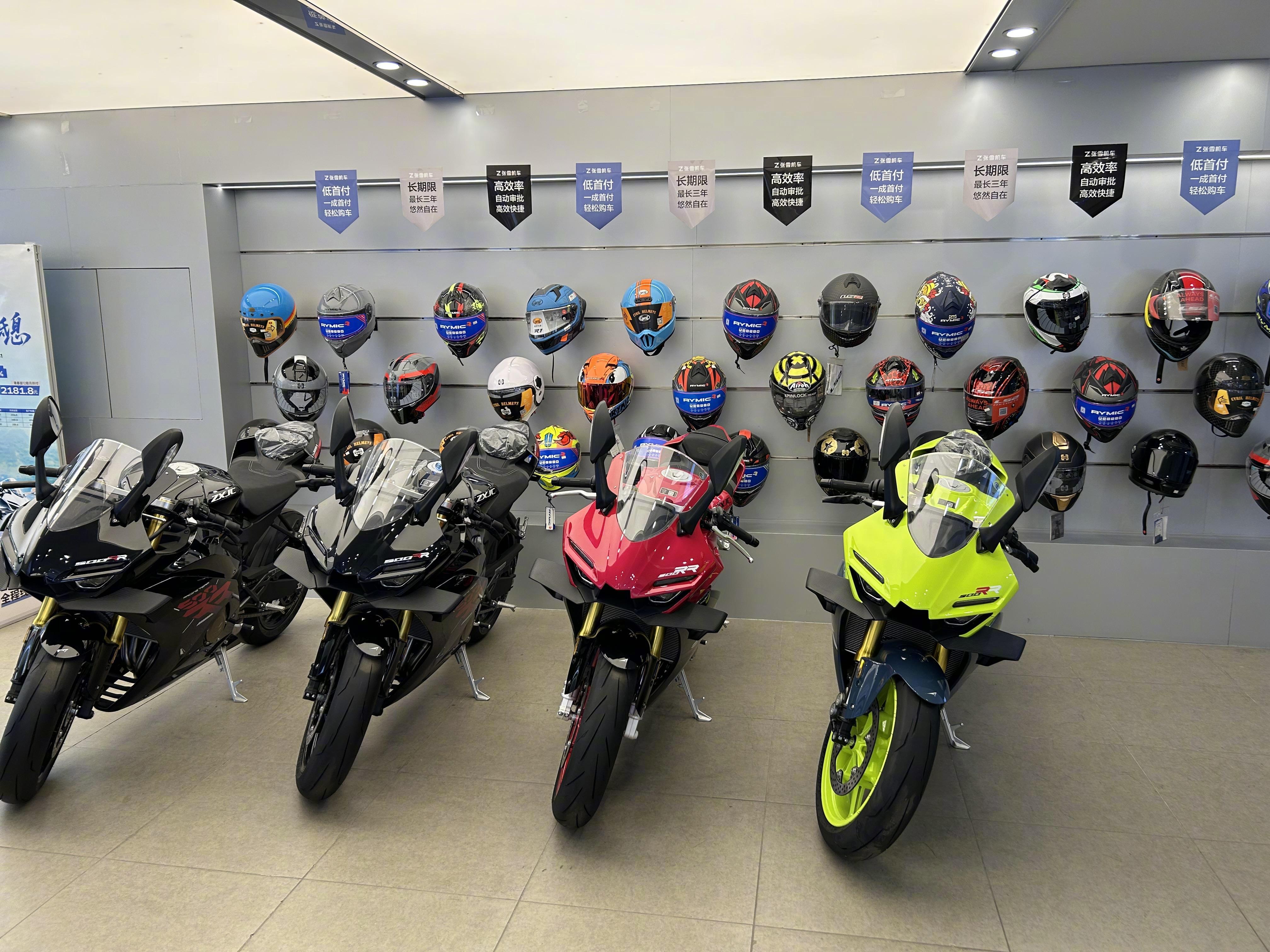 #张雪机车厂外蹲满求职者和经销商#【张雪机车爆火后：提车排队时长被不断拉长，本地