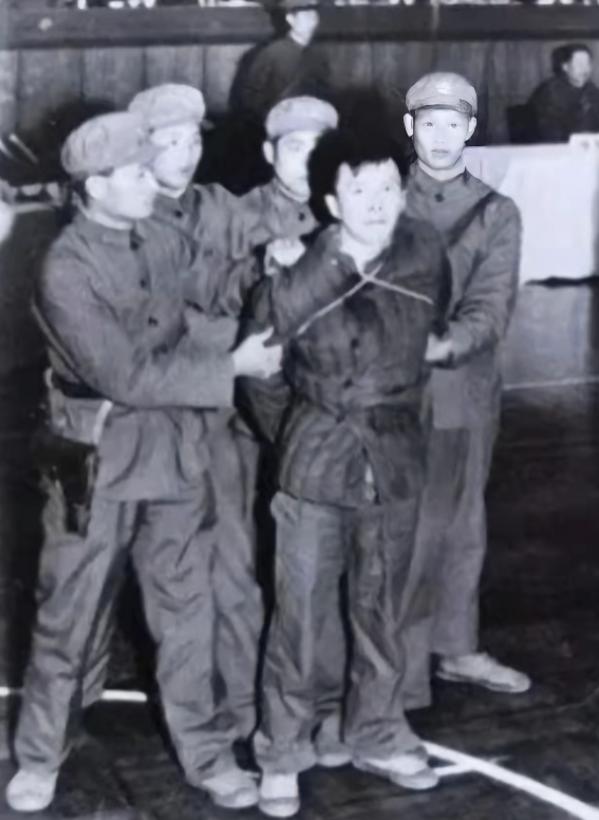没想到，1979年杭州万人公审现场被4名法警死死摁住的壮汉，竟是当年杭州人闻之色