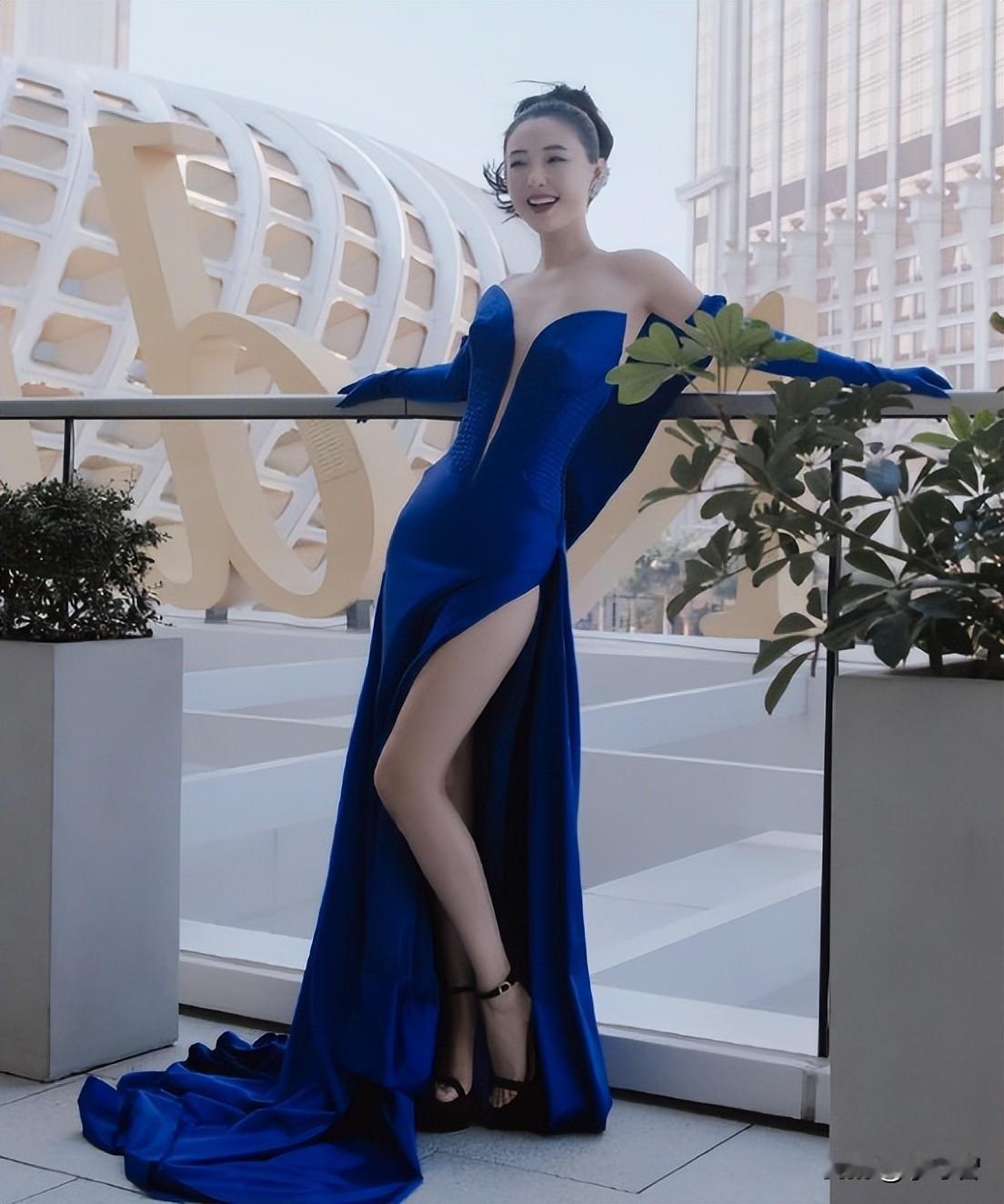 曾经的乖乖女吴倩，结婚生娃离婚后沧桑不少，这套蓝色妖姬礼服本来不错，只可惜本人身