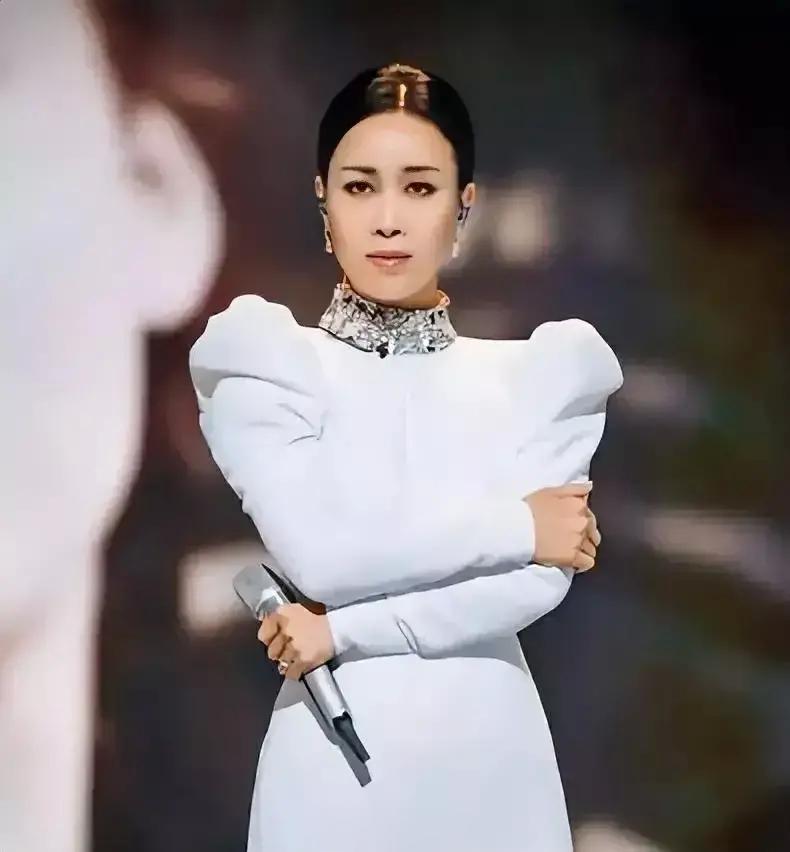 那英在澳门的演唱会，遇到了意外挑战。原本可容纳5000人的场地，如今票务销售寥寥