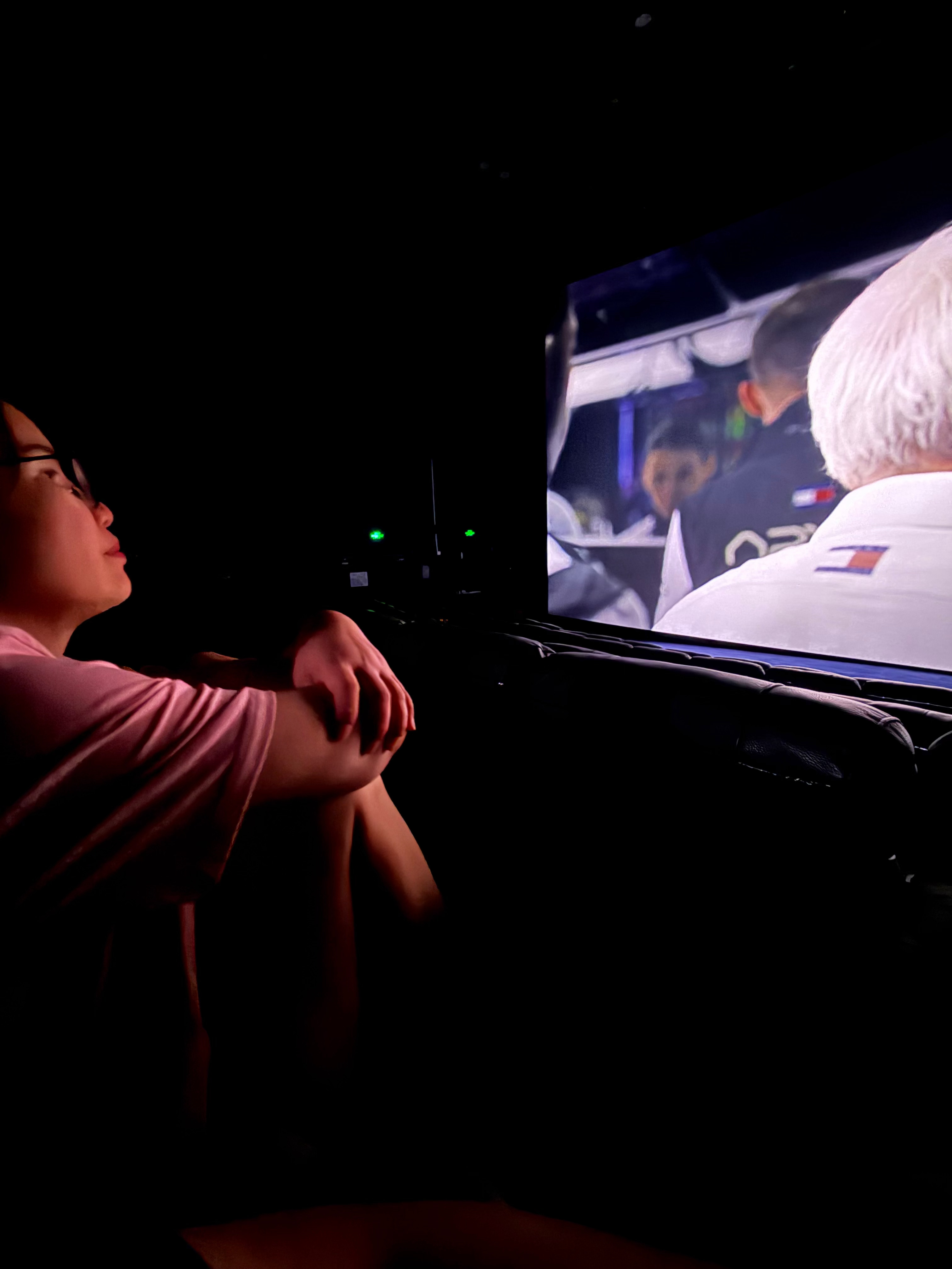 王楚钦输球的那个晚上我带妈妈去看了《F1:狂飙飞车》她很喜欢。说明这部电影拍的确