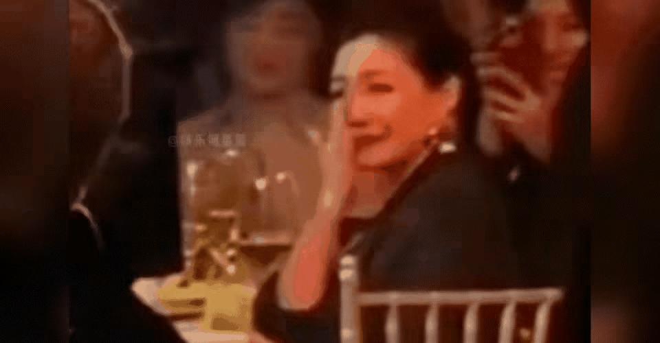 她哭到最后一刻，还在为别人鼓掌。

镜头里的大S，瘦得只剩骨架，却硬撑着给妹妹的