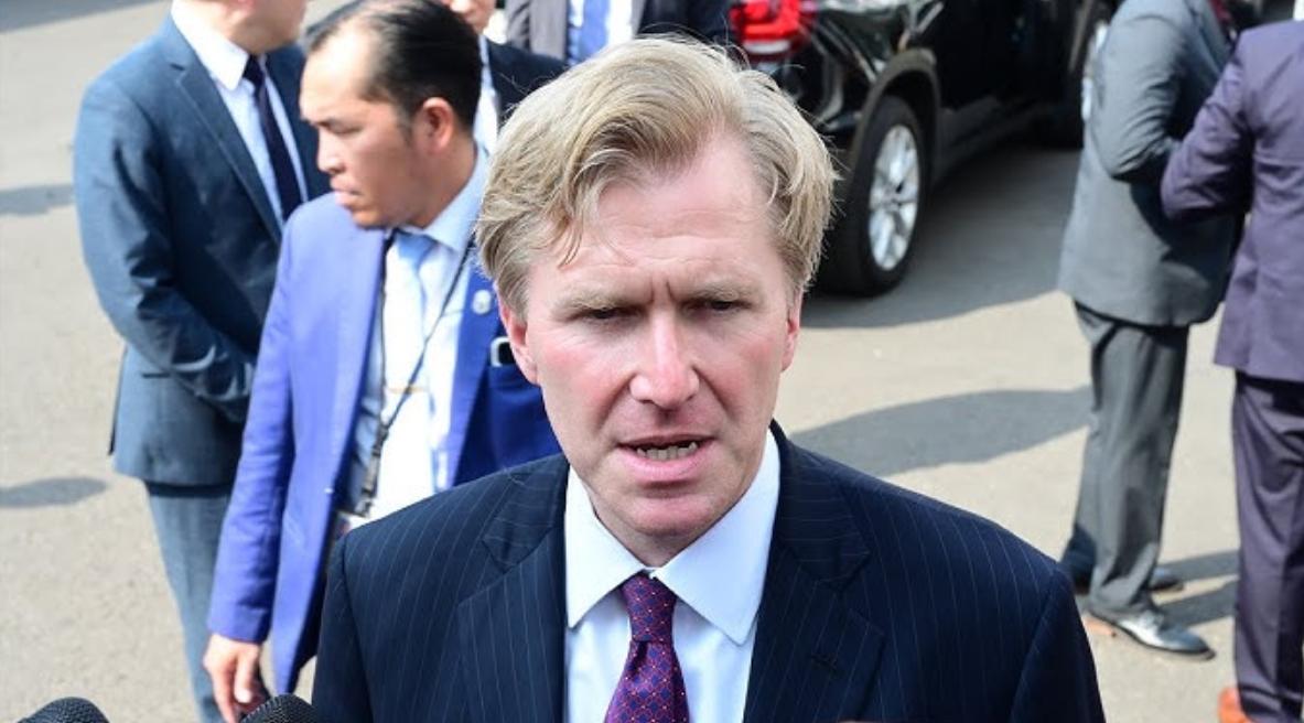 王毅外长即将访韩的消息还没确认，美国人先沉不住气了。美国国防部副部长科尔比在菲律