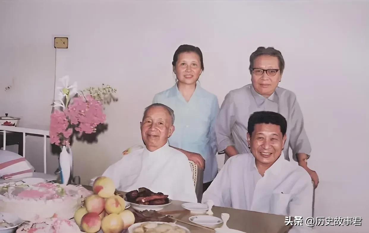 不能错过珍贵照片   1981年，粟裕将军74岁生日时与老战友的珍贵合影，这是粟