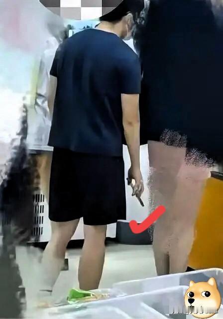 看了南京研究生被开除的通报，真的既离谱又惋惜。寒窗苦读二十多年，熬了无数个日夜，