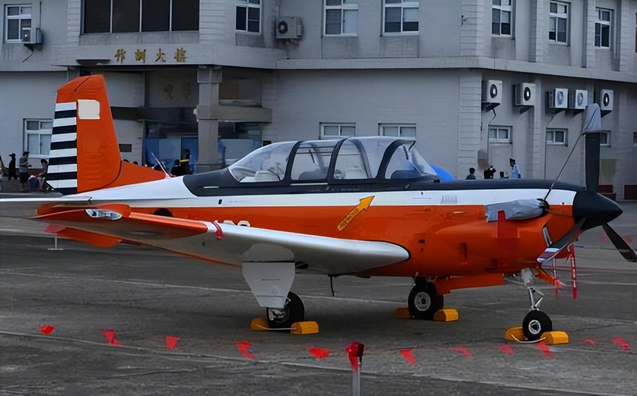 2026年6月2日上午8点08分，台湾高雄冈山空军基地突发致命坠机事故！一架超期