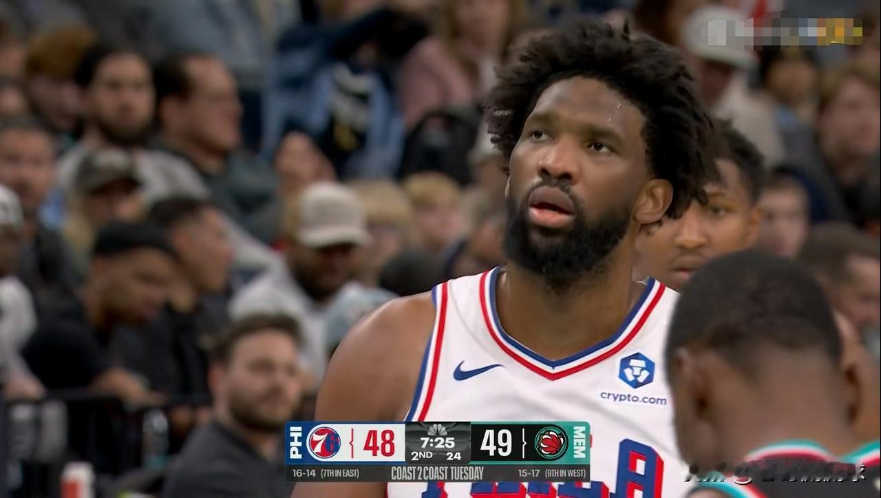 76人超级巨星恩比德真是太懒了！在今天76人客场挑战灰熊的比赛中，目前双方半场战