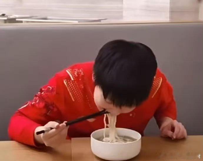 “别人打球是比赛，她打球是开饭，球桌上全是菜！”孙颖莎饭张力这一块 ​​​