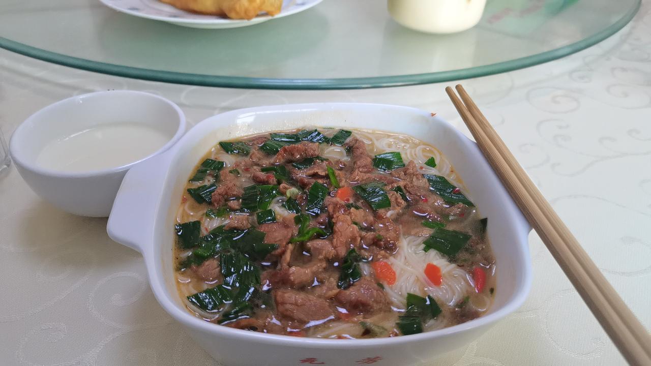 清晨的抚州，被一碗南丰米粉唤醒！雪白的米粉卧在汤里，柔滑又带着韧劲，呲溜一口，暖