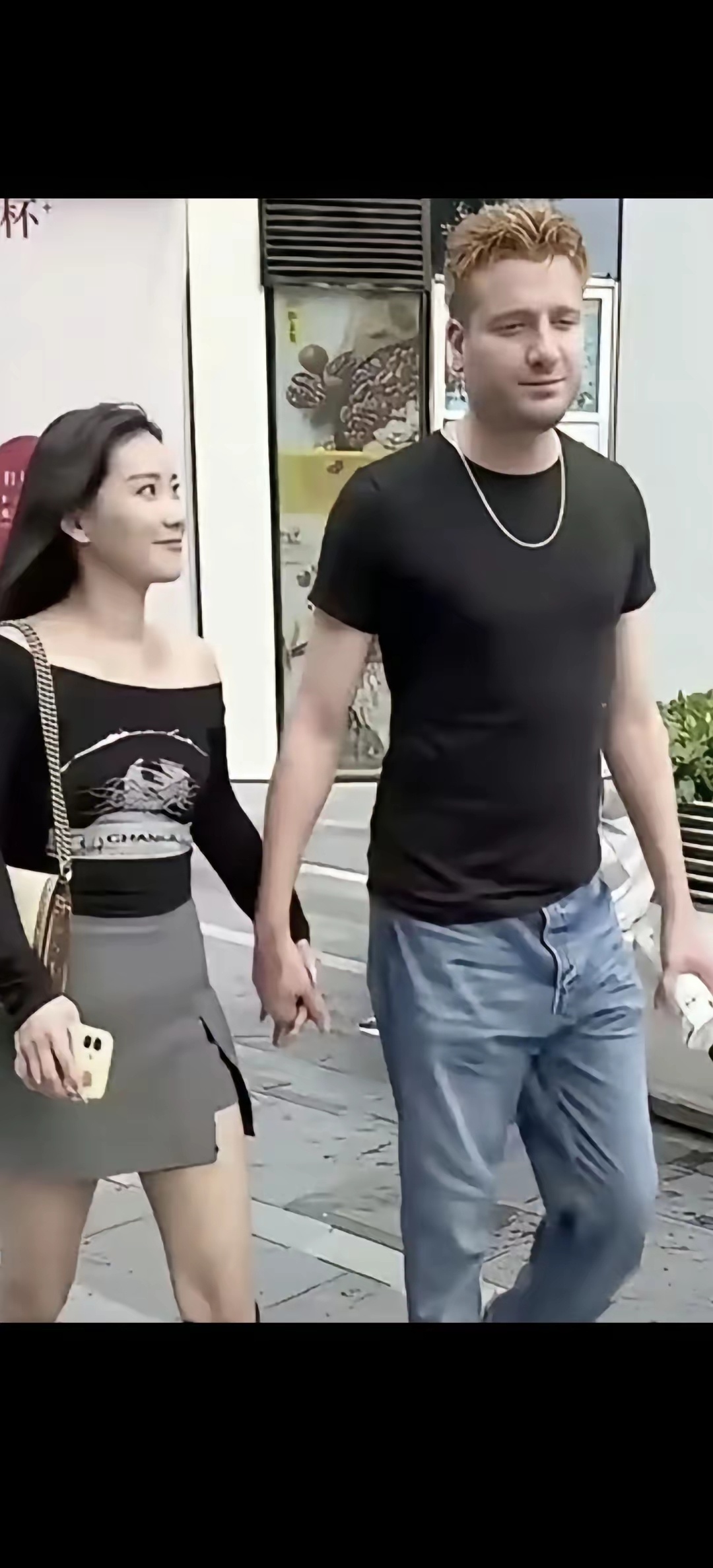 看这女人看白人男子的眼神，这才叫真情流露，叫感情投入。 