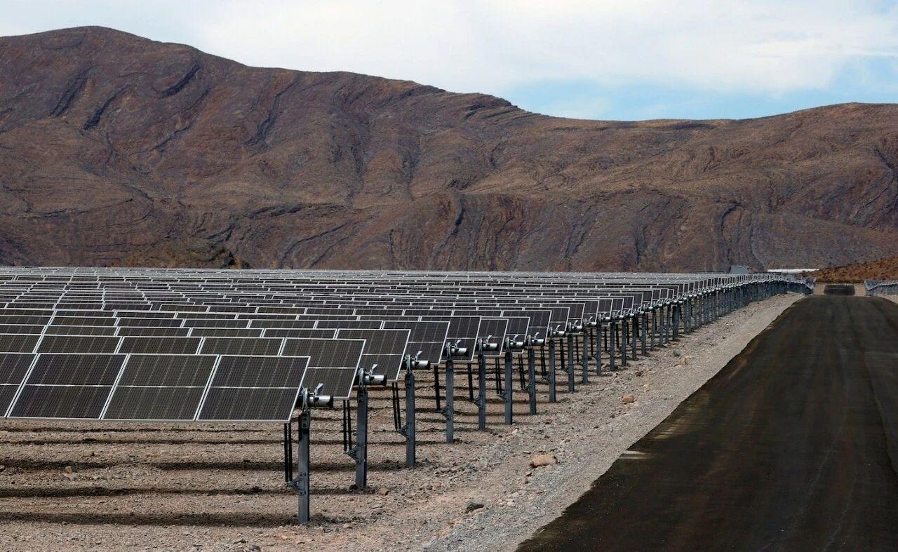 一批特朗普阵营的知名人物正公开为太阳能“站台”，语气之强硬与MAGA传统能源叙事