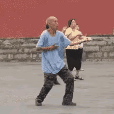 广场舞为什么吸引人？为什么许多人爱跳，主要是让人羡慕、让人兴奋、让人精神。
你看