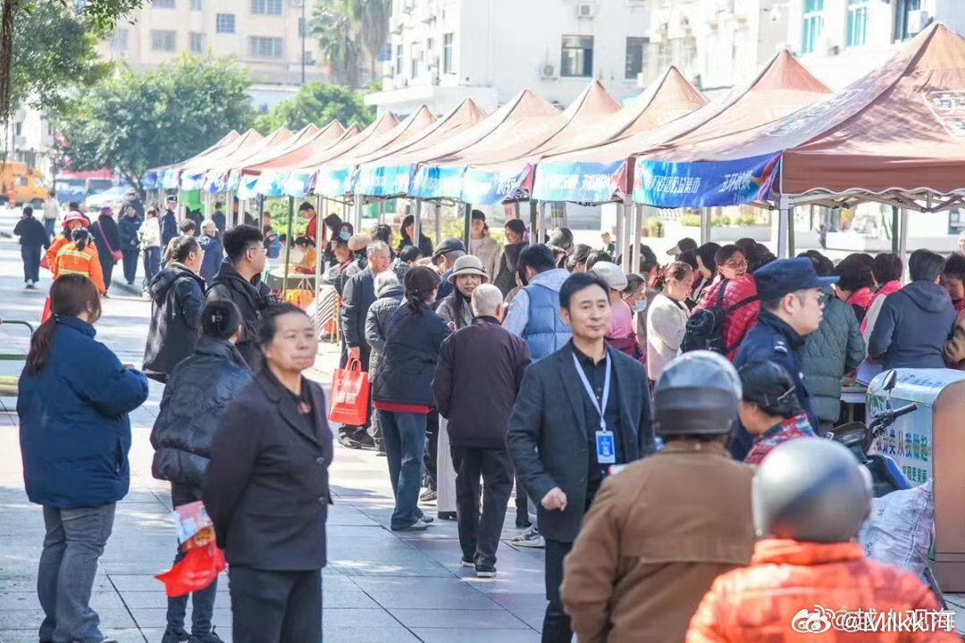 台州萌娃变身小摊主爱心义卖暖呼呼元宵遇上学雷锋，玉环的爱心跳蚤市场暖意融融。萌娃