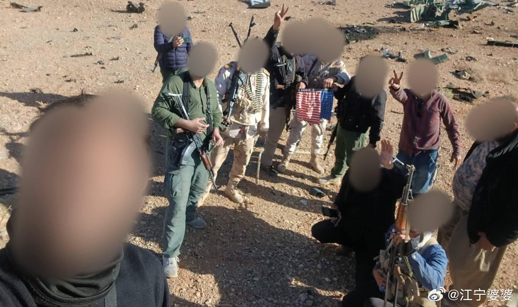 大量伊朗和中东账号都在发这张照片：伊朗老乡在美军两架C130炸毁现场疑似缴获了一