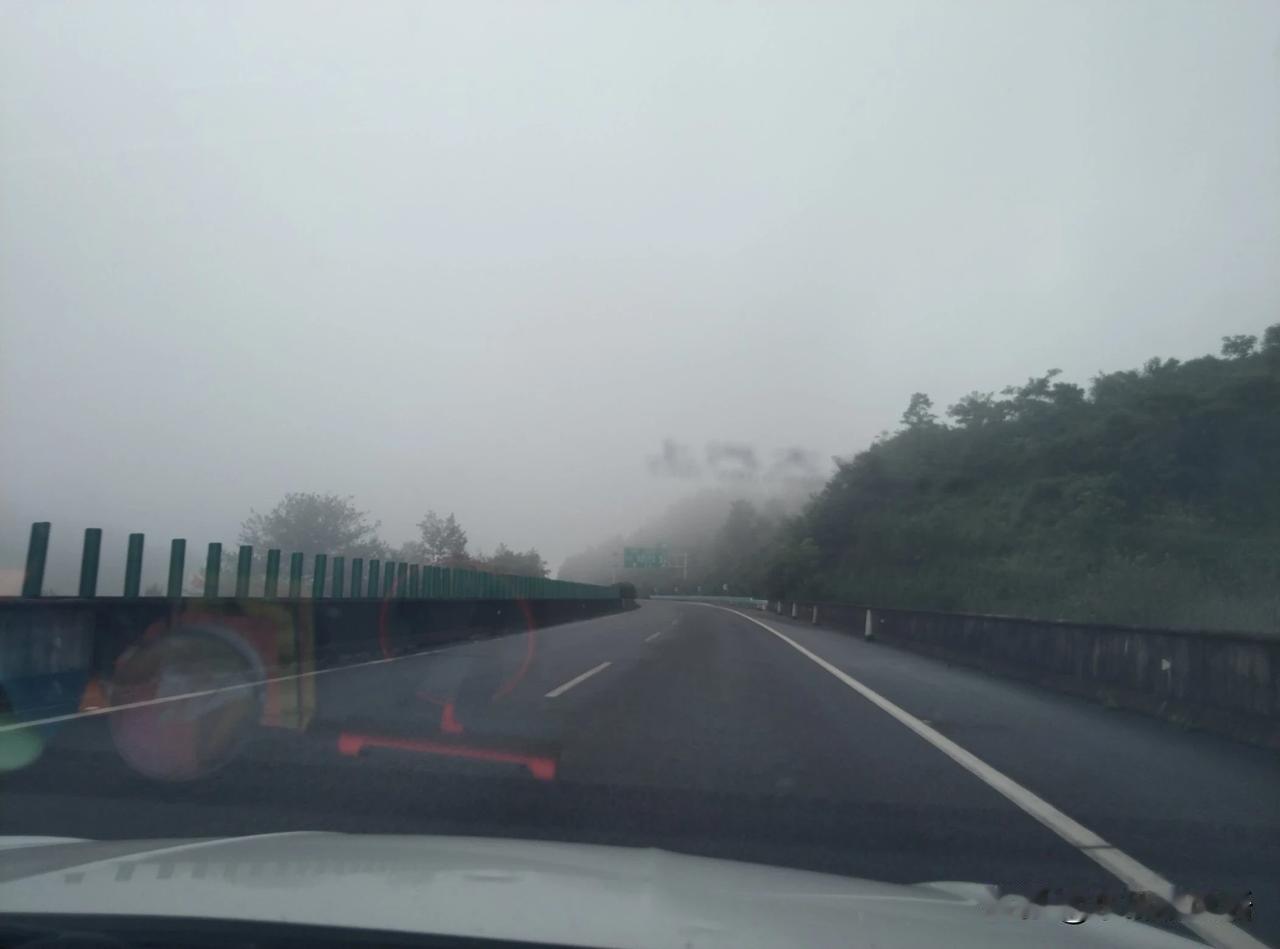 给你们看看贵州的神仙天气，都早上 9 点多了，还这么大的雾，你们热得吹空调，我们