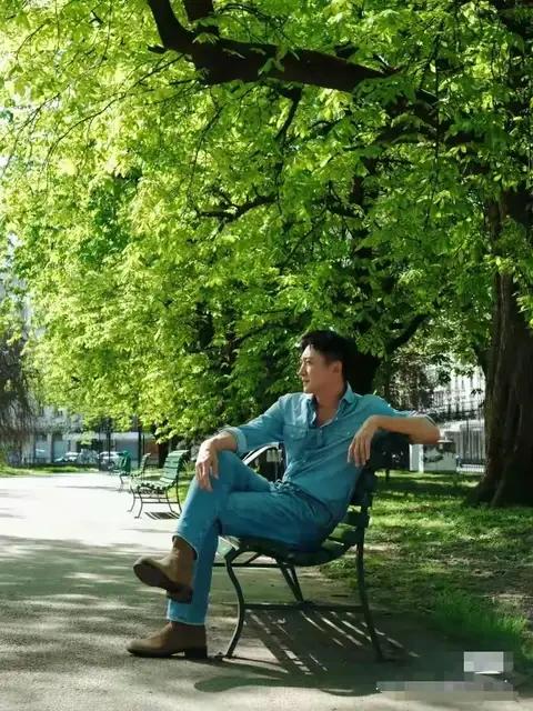 王阳在平台上晒旅游照。一身休闲装随意又洒脱，这身材哪像个大叔呢，连背影都这么帅，
