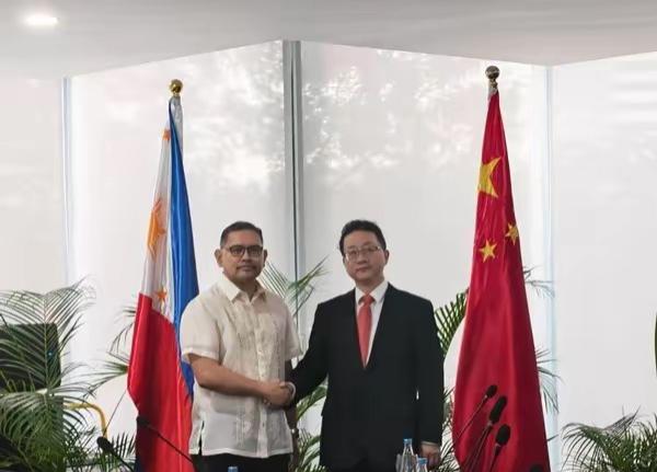 谈成了，菲律宾改口了。

近日菲律宾为了缓关系，主动找中国沟通，还当场给了一堆承