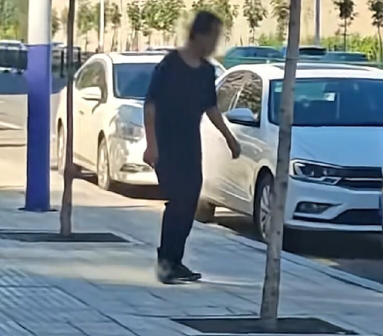 黑龙江七台河那个拉车门的小偷，手气真是“好”到爆！挨个试手气，结果一把就拉开了下