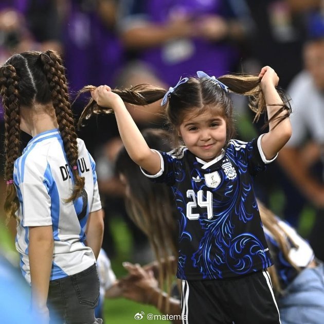 两个可爱的小球童😀弗兰西斯卡•德保罗和奥莉维亚-费尔南德斯在阿根廷5比0赞比亚