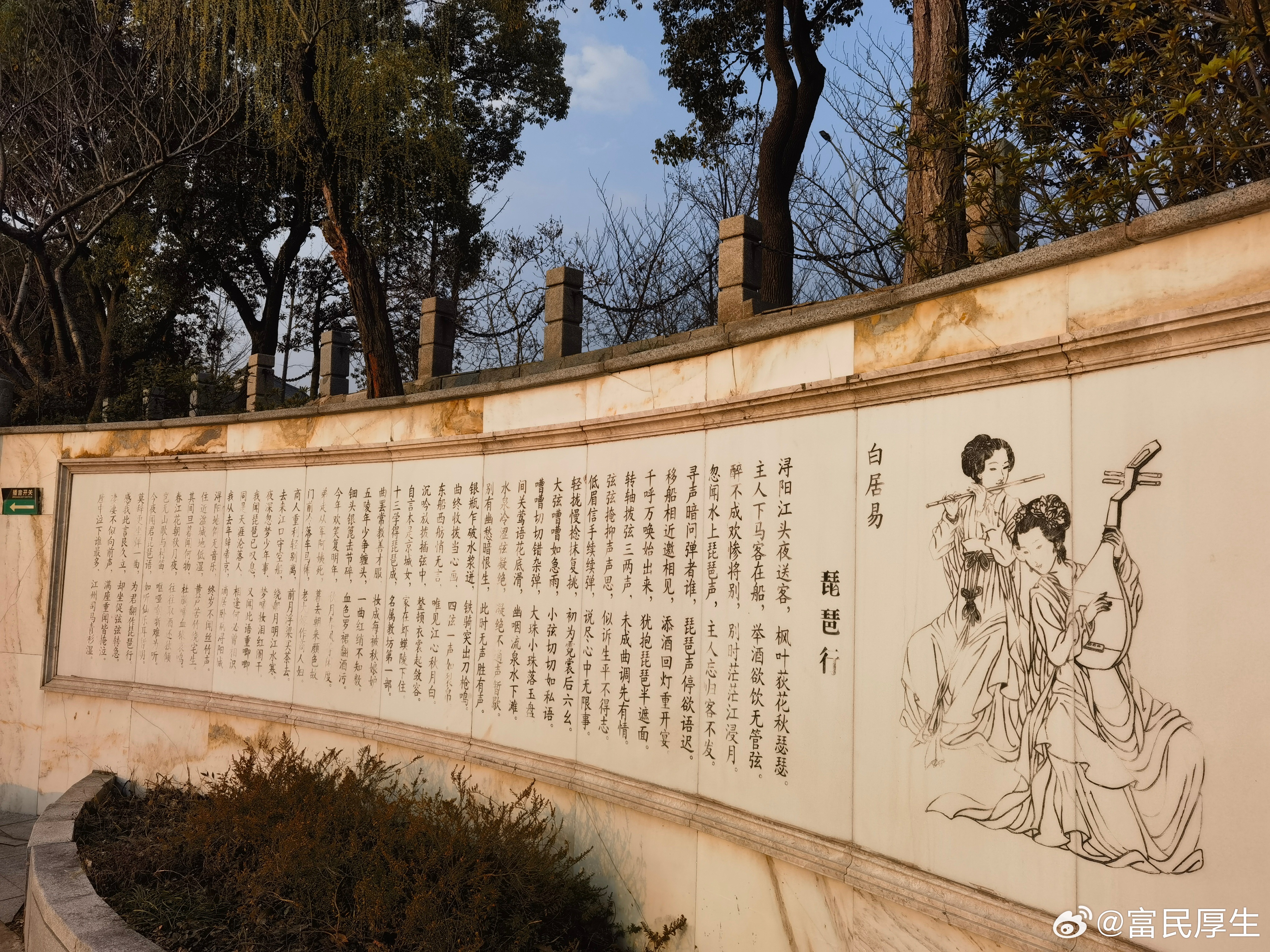 诗意常德你不必追问诗意究竟在哪里当沅水轻轻拍打堤岸当柳叶湖泛起粼粼波光你就会明白