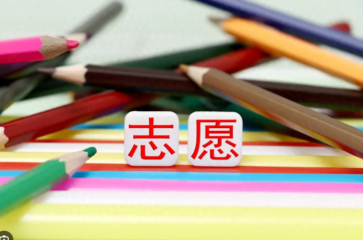 #海南一学生篡改同学志愿行拘5日# 【海南一中学生篡改同学志愿，致其错失心仪公立