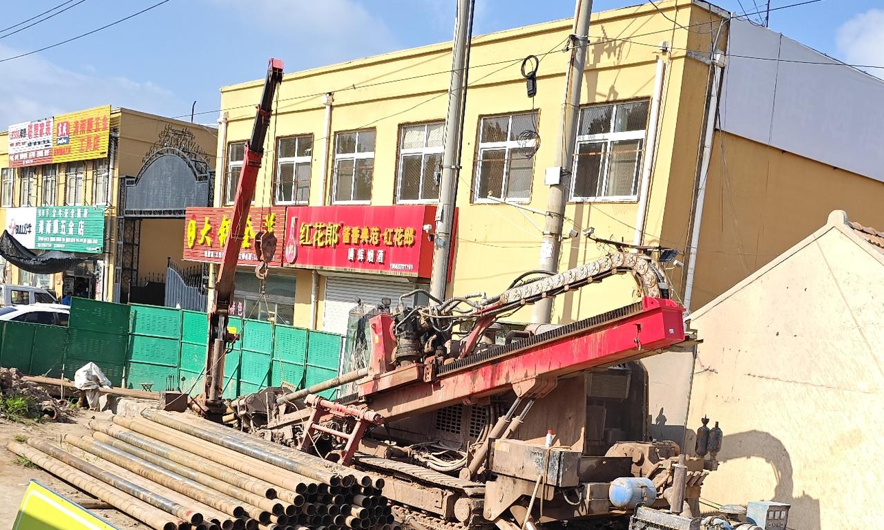 青岛市城阳区城阳街道西城汇工业园练达路南头到底在搞一个什么工程？钻探的机械设备在