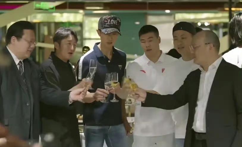 花300万买一盏吊灯，听上去很离谱，却是邹市明实实在在交的创业学费。
他在节目里