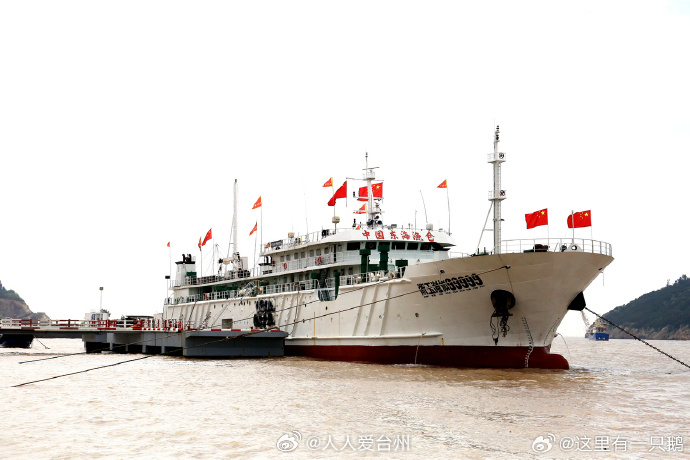 追着鲜味跑的虾航母让玉环渔民富起来 在浙江玉环，一艘“海上加工厂”追着鱼汛跑，从